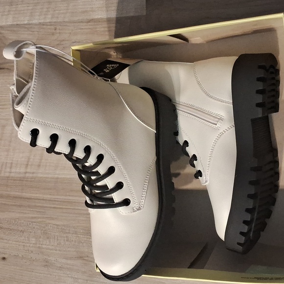 Art Class Cream Combat Boots/Size:::1 - Picture 3 of 10